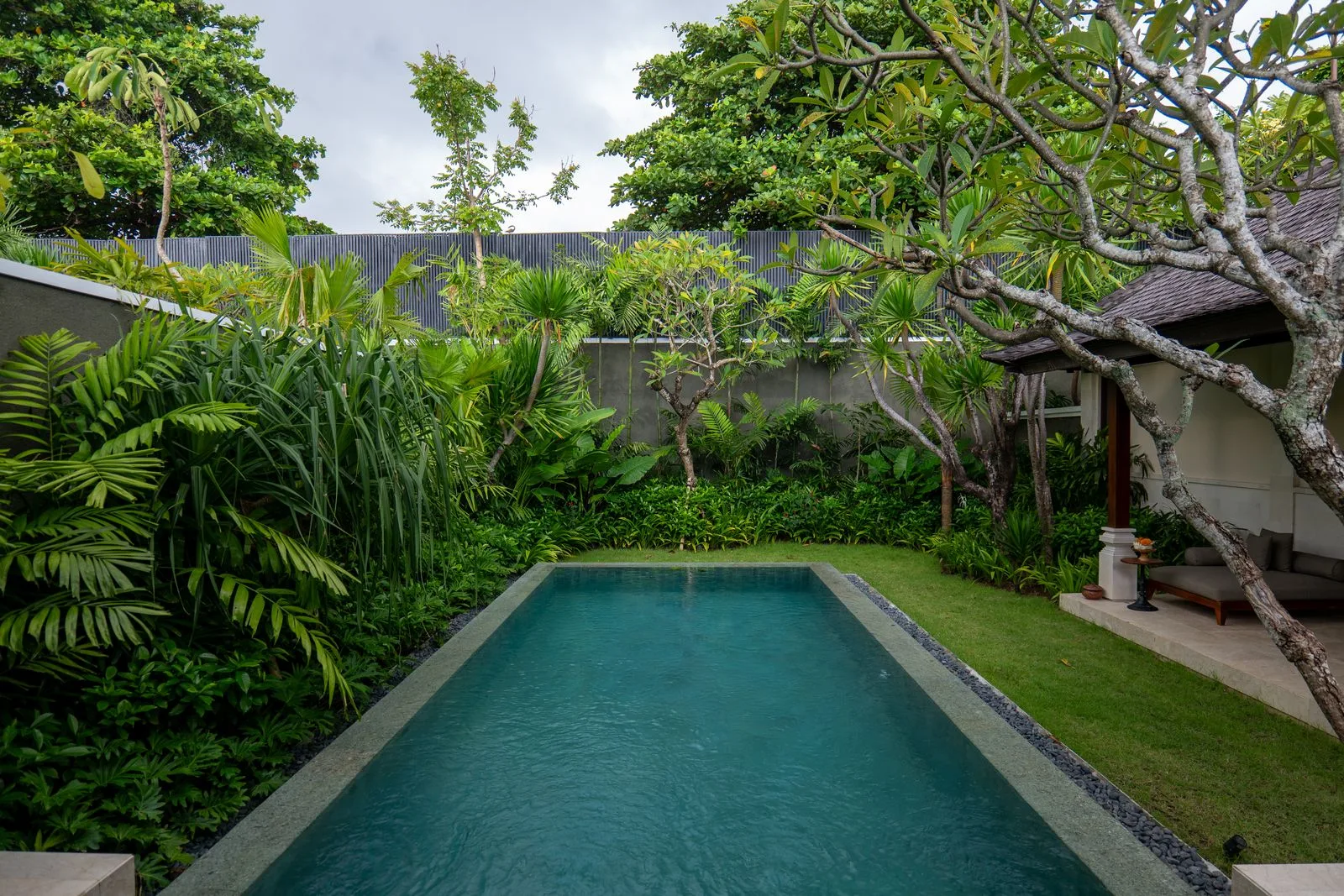 Kolam renang villa di tengah taman tropis Bali